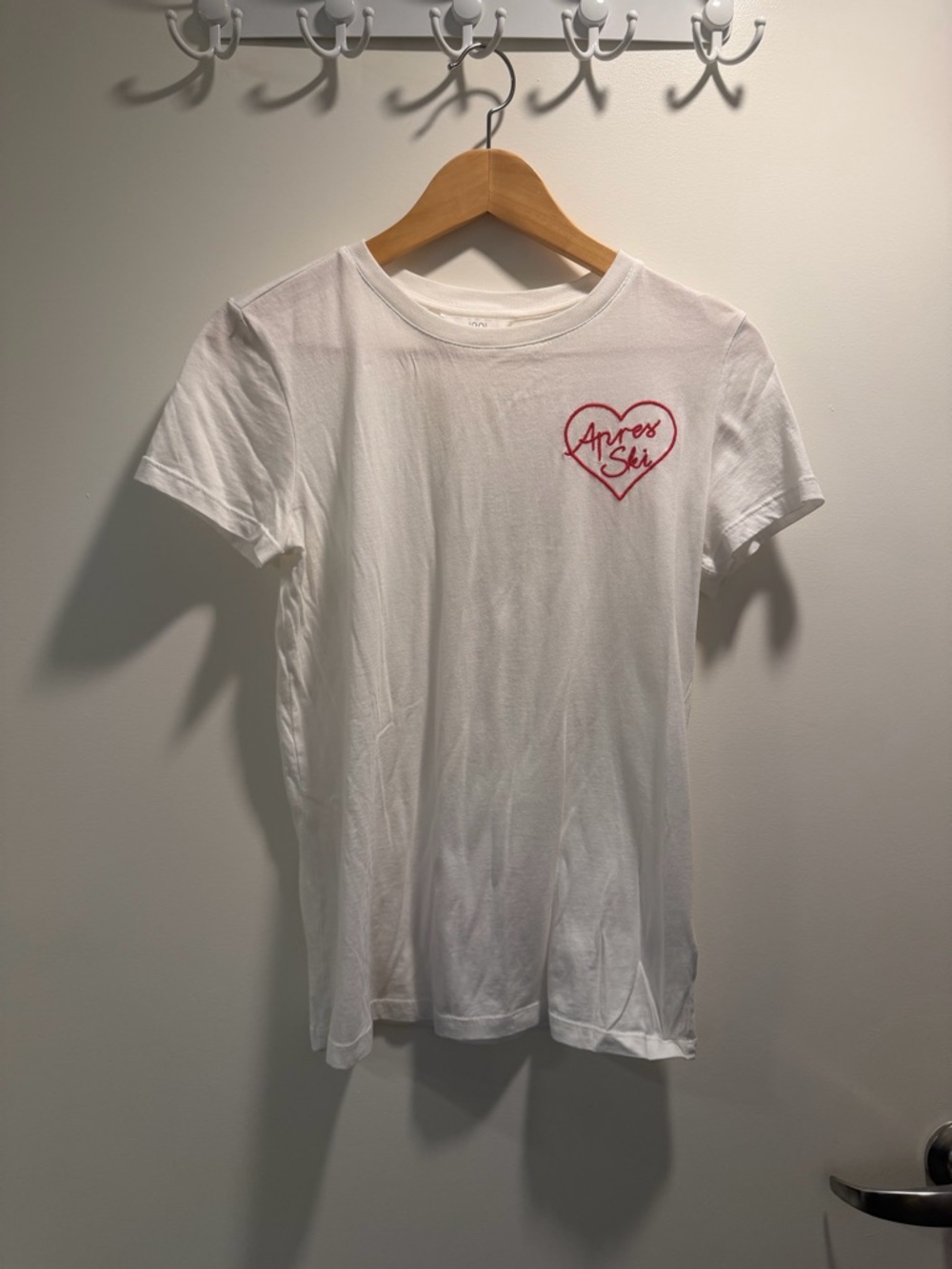1901 White Short Sleeve Tee with Red Heart Script “Apres Ski”